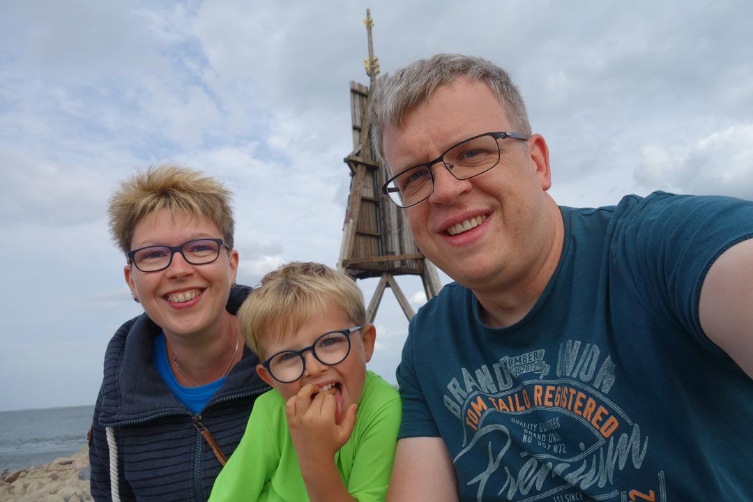 Simon, Mareike und Tim vor der Kugelbake in Cuxhaven im Jahr 2019